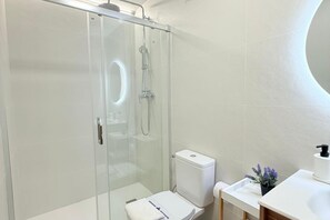 تجهيزات دش، مناشف، شامبو، ورق حمّام