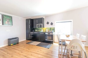 Frigorífic, microones, placa de cuina i rentaplats