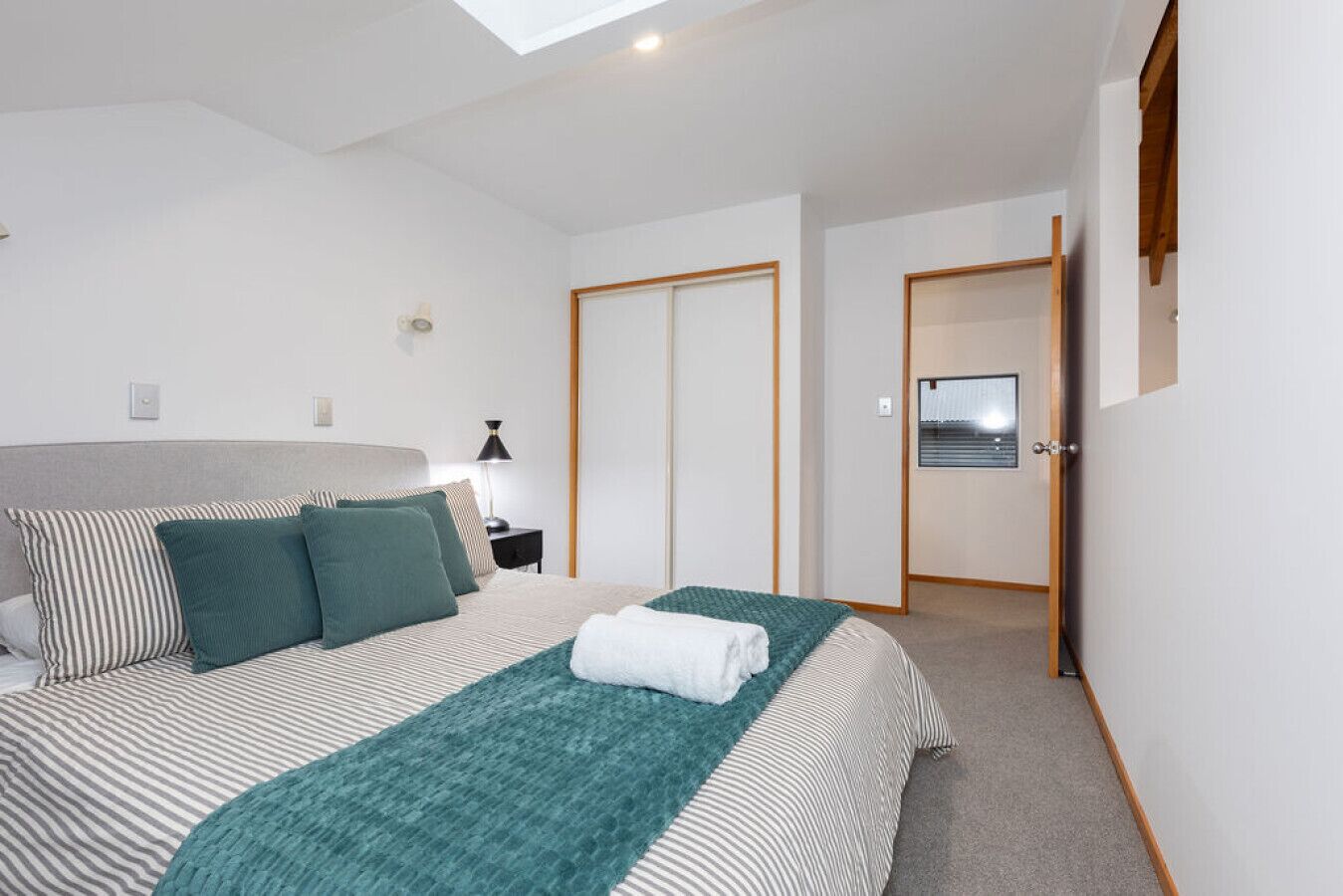 3 bedrooms, desk, iron/ironing board, travel crib