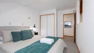 3 habitaciones, escritorio y tabla de planchar con plancha