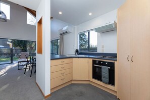 冰箱、微波炉、烤箱、炉灶