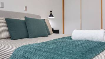 3 habitaciones, escritorio y tabla de planchar con plancha