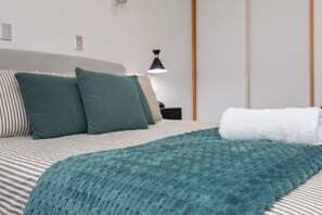 3 bedrooms, desk, iron/ironing board, travel crib