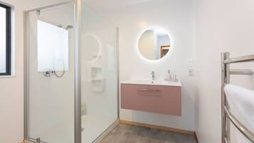 Secador de pelo, toallas