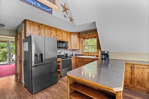 Coffee/tea maker, fridge, microwave, dishwasher