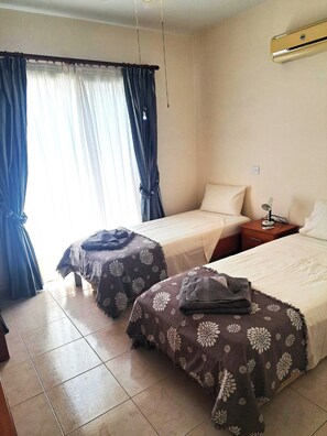2 chambres, fer et planche à repasser, Wi-Fi gratuit, draps fournis