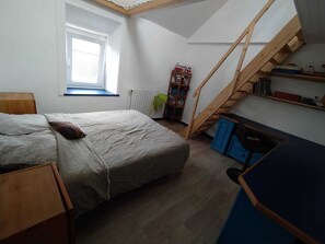 4 bedrooms, iron/ironing board, WiFi, bed sheets