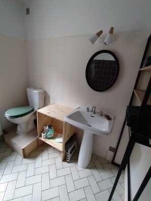 Towels, toilet paper