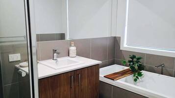 Ducha, secador de pelo, toallas