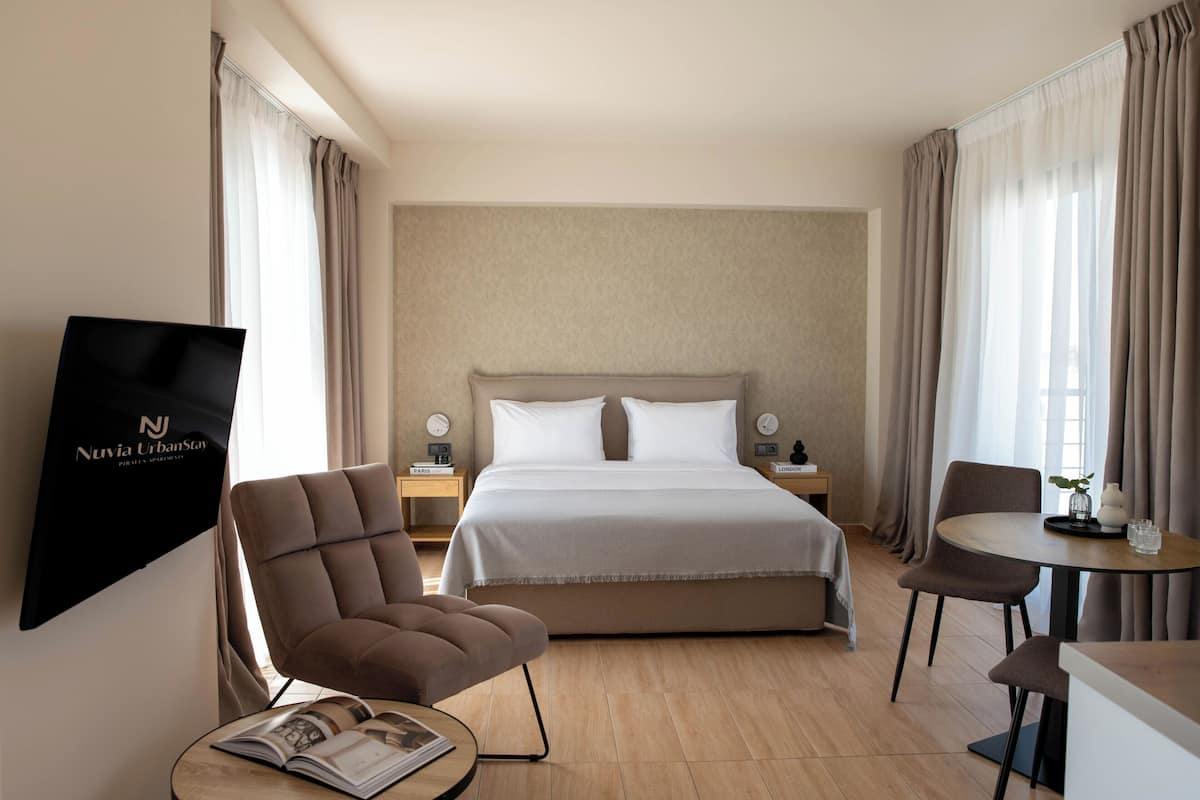 Quarto casal luxo, sacada, vista para a cidade | Cofres nos quartos, cortinas blackout, ferros/tábuas de passar roupa