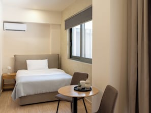 Standard Single Room | Peti besi dalam bilik, langsir/tirai gelap terus 