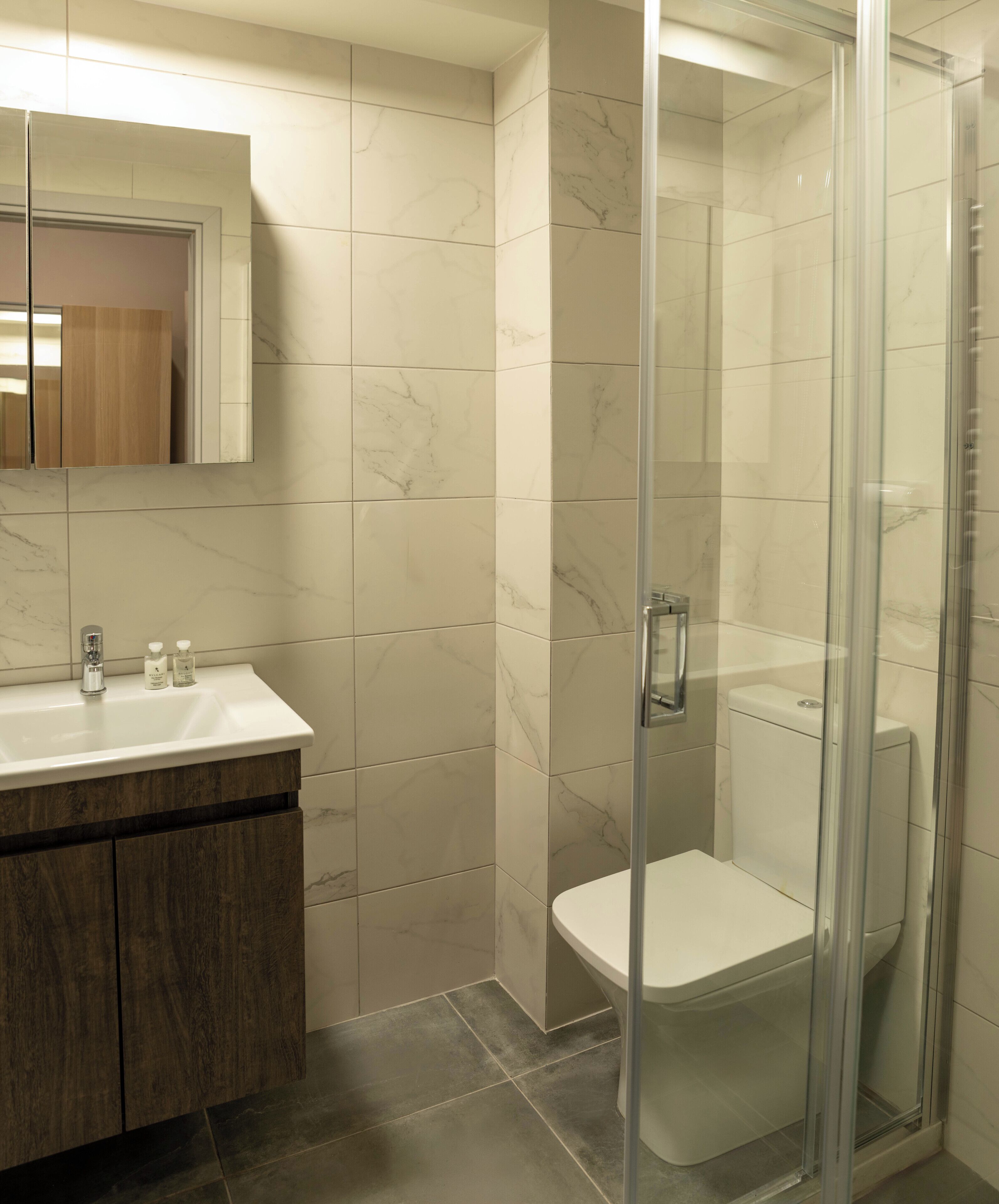 Douche, articles de toilette gratuits, sèche-cheveux, chaussons