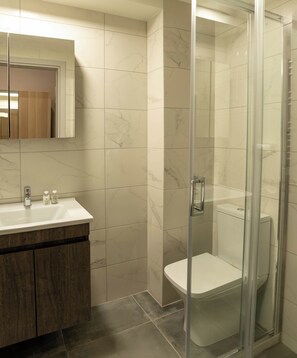 Ducha, artículos de higiene personal gratuitos y secador de pelo