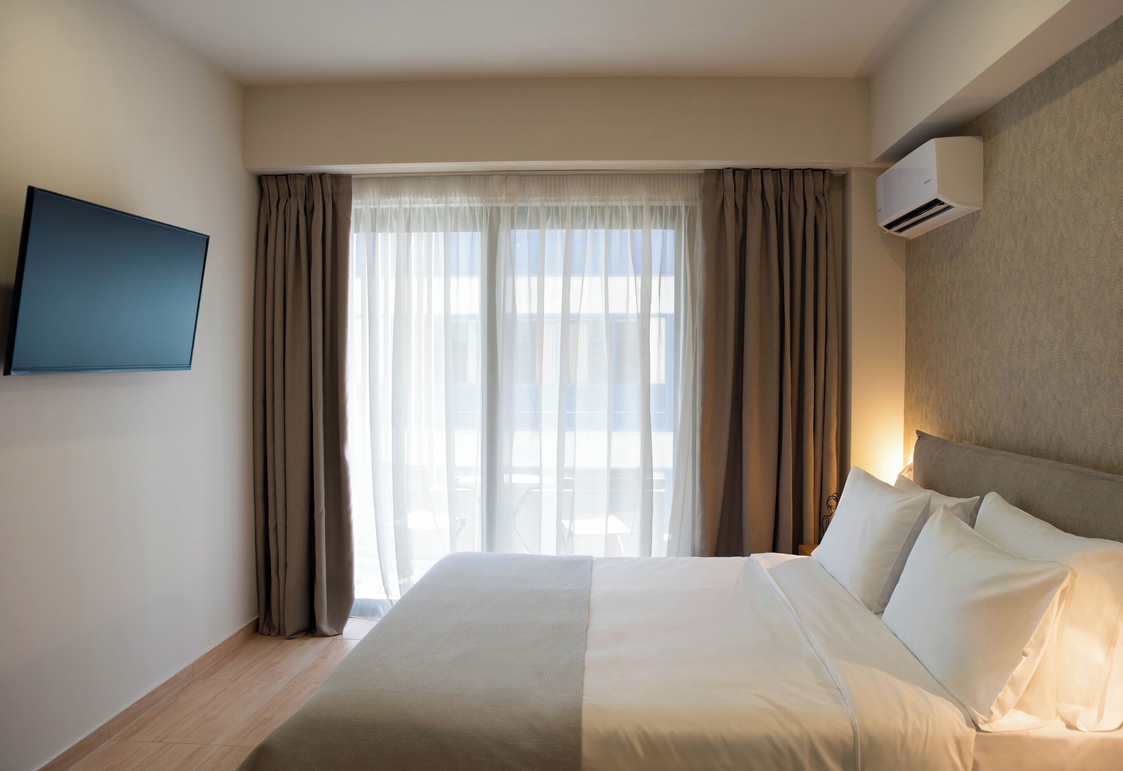 标准双人房 | 客房内保险箱、遮光窗帘、熨斗/熨衣板、免费 WiFi