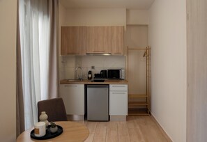 Standard Single Room | Dapur peribadi | Peti sejuk mini, dapur, pembancuh kopi espreso, cerek elektrik 