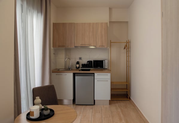 Quarto solteiro standard | Cozinha privada | Frigobar, cooktop, talheres/pratos/utensílios de cozinha