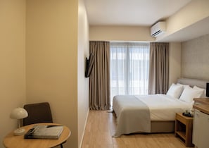 Quarto casal standard | Cofres nos quartos, cortinas blackout, ferros/tábuas de passar roupa