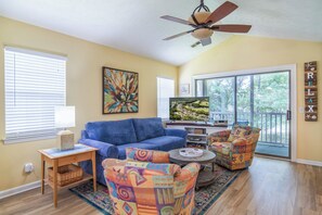 TV - Lovely True Blue golf condo 2 bedrooms with lots of living space (Pawleys Island)