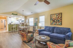 TV - Lovely True Blue golf condo 2 bedrooms with lots of living space (Pawleys Island)