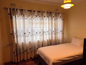 3 habitaciones, tabla de planchar con plancha, wifi y ropa de cama