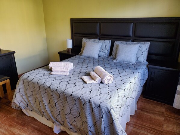 3 chambres, fer et planche à repasser, Wi-Fi, draps fournis