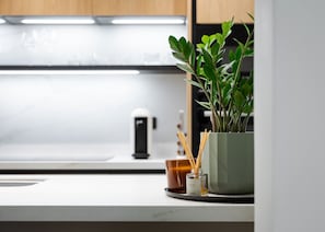 Deluxe Apartment | Dapur peribadi | Peti sejuk/penyejuk beku saiz penuh, ketuhar gelombang mikro, ketuhar