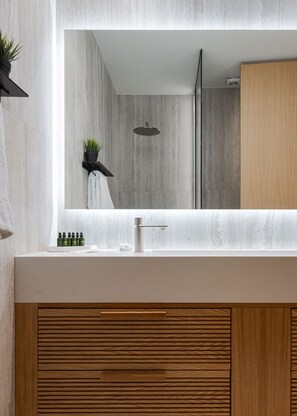 Leilighet  – deluxe | Bad | Dusj, regndusjhode, miljøvennlige toalettsaker og hårføner