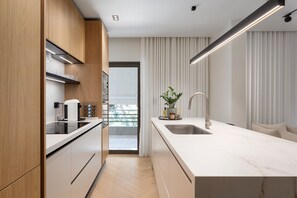 Leilighet – deluxe | Eget kjøkken | Kjøleskap, mikrobølgeovn, ovn og kokeplater