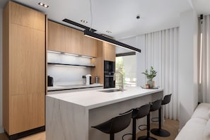 Deluxe Apartment | Dapur peribadi | Peti sejuk/penyejuk beku saiz penuh, ketuhar gelombang mikro, ketuhar