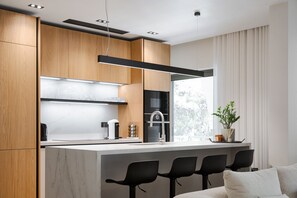 Căn hộ Deluxe | Bếp riêng | Tủ lạnh, lò vi sóng, lò nướng, bếp nấu