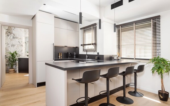 Deluxe Apartment | Private kitchen | Full-sized fridge, microwave, oven, stovetop