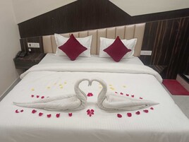 Deluxe Room | Desk, free WiFi, bed sheets