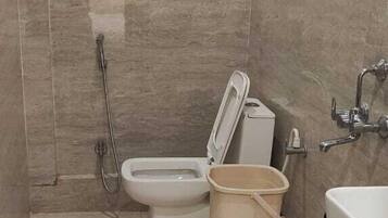 Super Deluxe Room | Bathroom | Towels