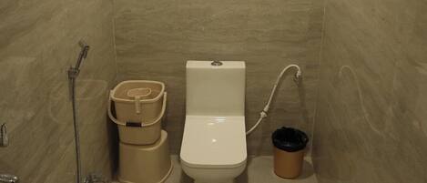 Un baño pequeño y moderno con inodoro, bidé y ducha.