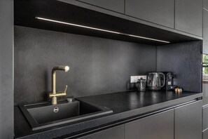 Kjøleskap, mikrobølgeovn, kokeplater og oppvaskmaskin