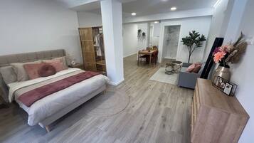 1 slaapkamer, een strijkplank/strijkijzer, beddengoed