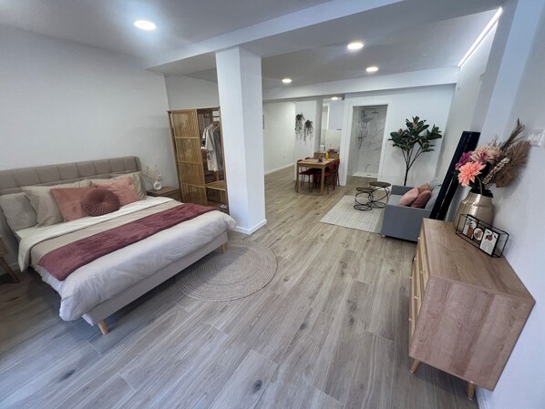 1 dormitorio, tabla de planchar con plancha, ropa de cama