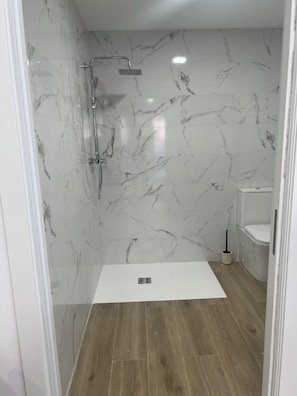 Serviettes fournies, savon, papier toilette