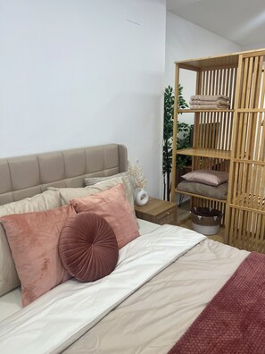 1 dormitorio, tabla de planchar con plancha, ropa de cama