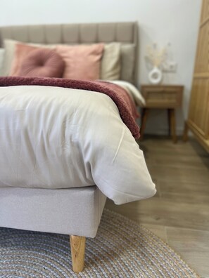 1 dormitorio, tabla de planchar con plancha, ropa de cama