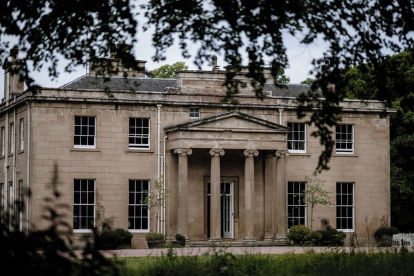 Fachada de la propiedad