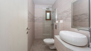 Een douche, een haardroger, handdoeken