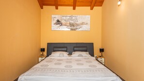 Tabla de planchar con plancha, wifi gratis, ropa de cama