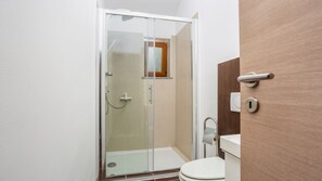 Chuveiro, secador de cabelo, toalhas de banho 