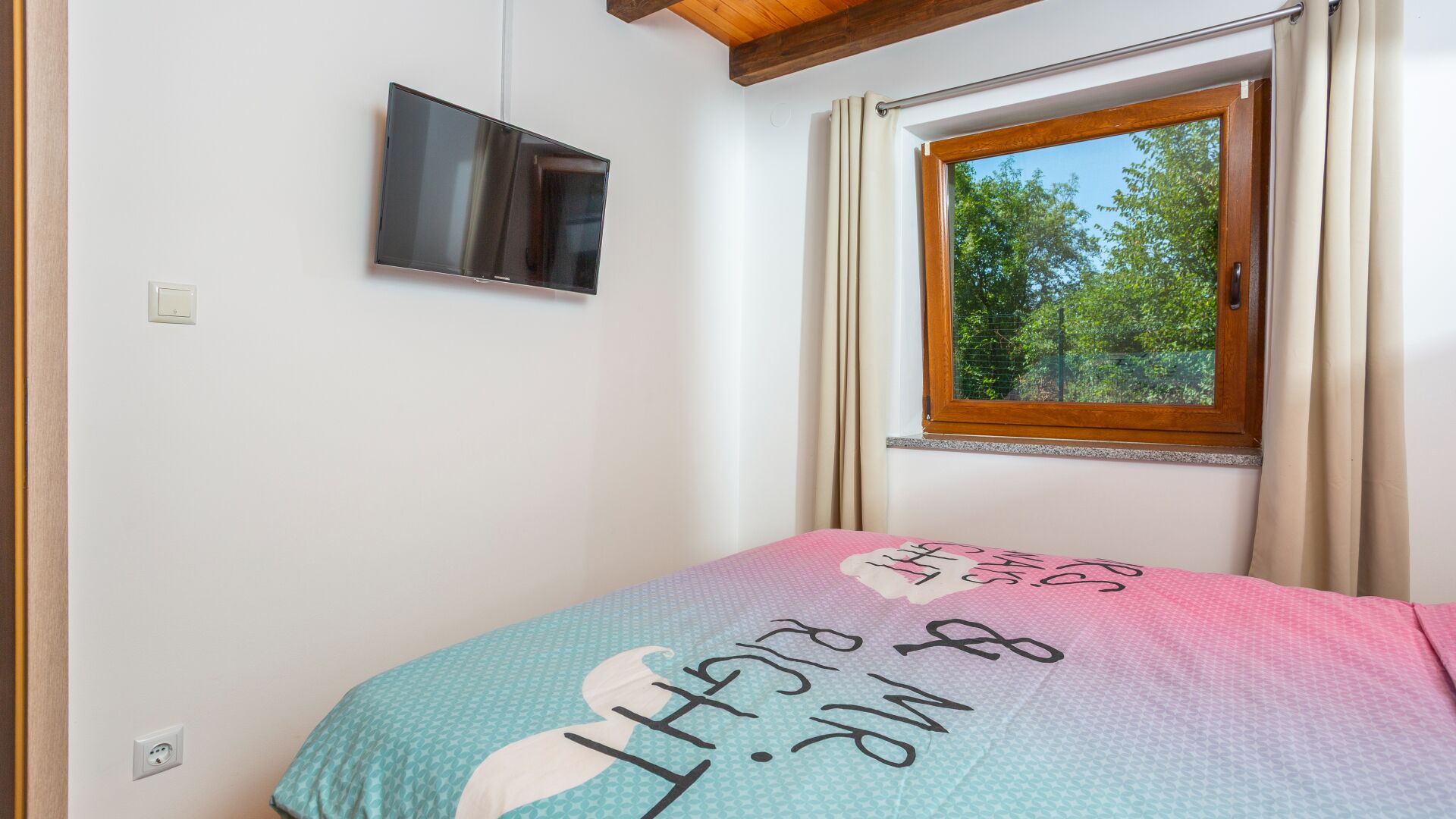 Tabla de planchar con plancha, wifi gratis, ropa de cama