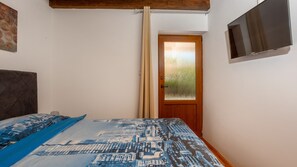 Iron/ironing board, free WiFi, bed sheets