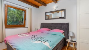 Iron/ironing board, free WiFi, bed sheets