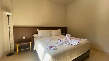 Camera Deluxe, vista piscina | Una cassaforte in camera, una scrivania, postazione laptop