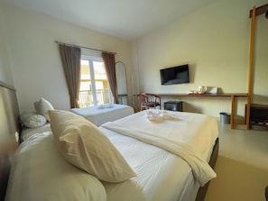 Superior kamer, 1 twee- of 2 eenpersoonsbedden, balkon, uitzicht op zwembad | Een kluis op de kamer, een bureau, een laptopwerkplek, gratis wifi