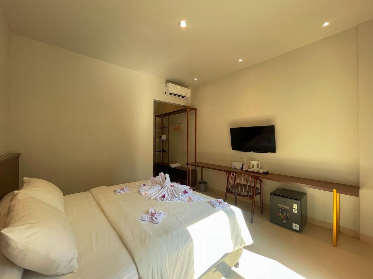 Deluxe-huone, näköala uima-altaalle | Tallelokero huoneessa, työpöytä